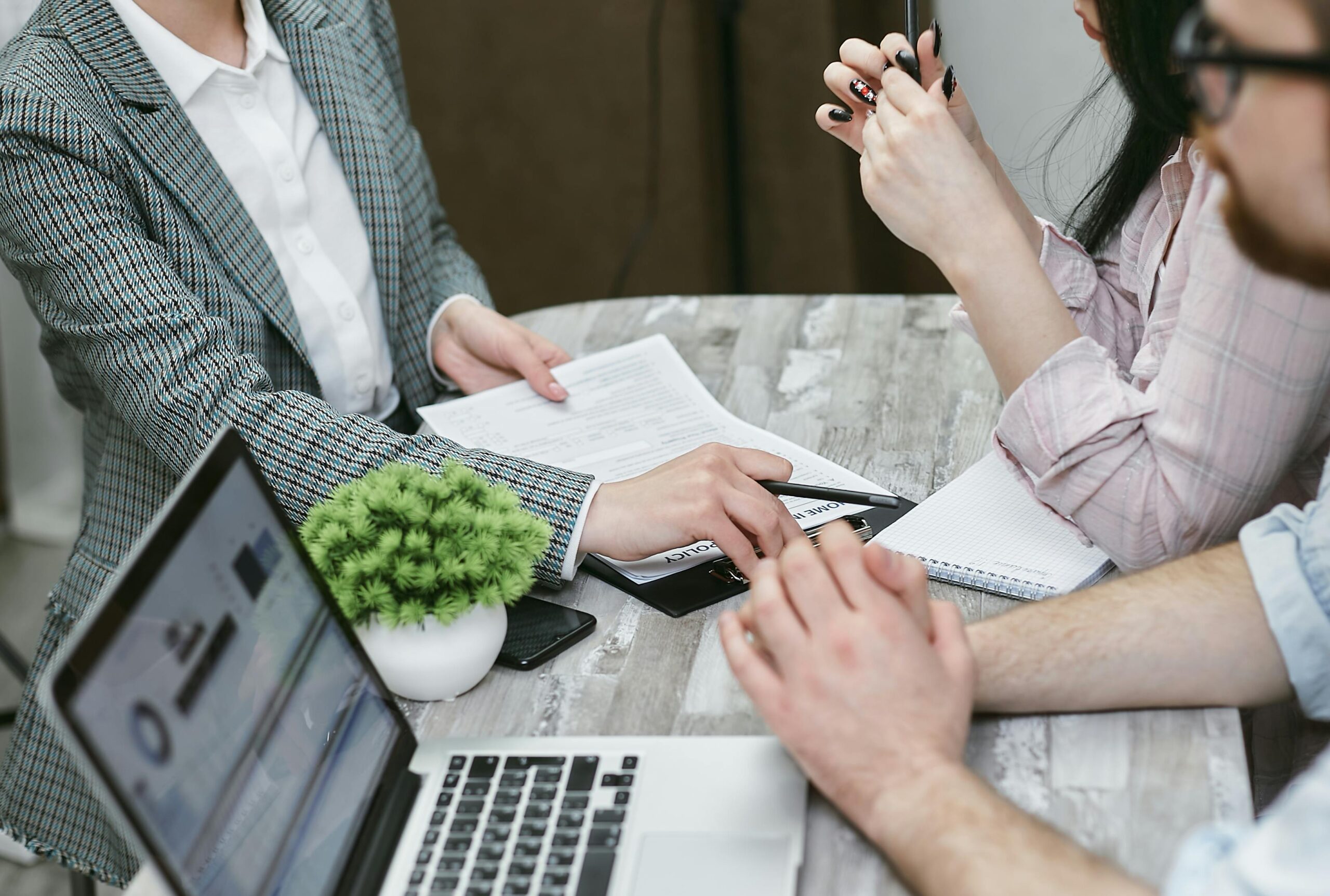 Ejecutivo de Raices Community solutions Inc abriendo cuentas registradas como RRSP, TFSA y FHSA para un cliente